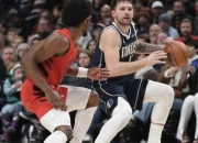 爱游戏网页版-开拓者遭遇三连败，客场负于独行侠