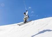 爱游戏体育-毕尔巴鄂的绿茵剧场，当巴斯克雄狮对阵天蓝军团，恩佐如何成为全场唯一焦点？