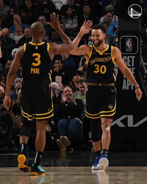 鹈鹕轻取深圳队，武切维奇带队取胜