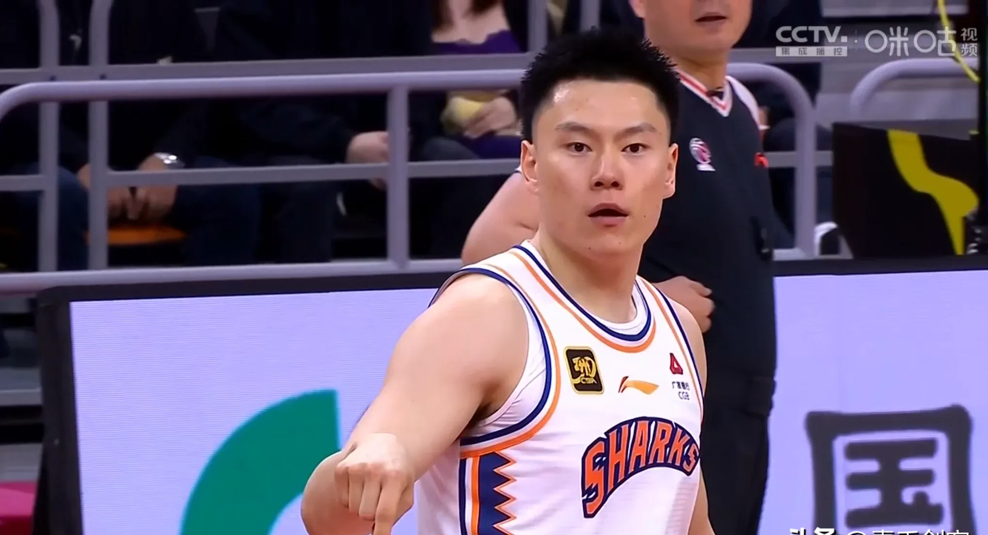 上海队轻取鹈鹕，赵继伟状态火热