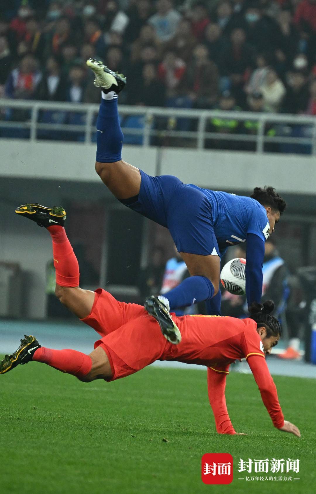 比赛中出现多个进球，现场观众尖叫不断