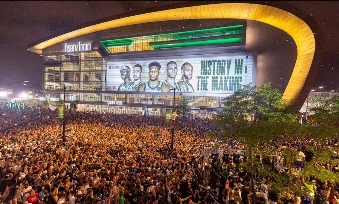 雄鹿队主场邀请观众参加比赛