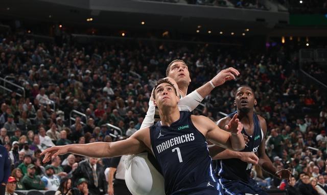 尼克斯碾压独行侠，霍勒迪刷新纪录