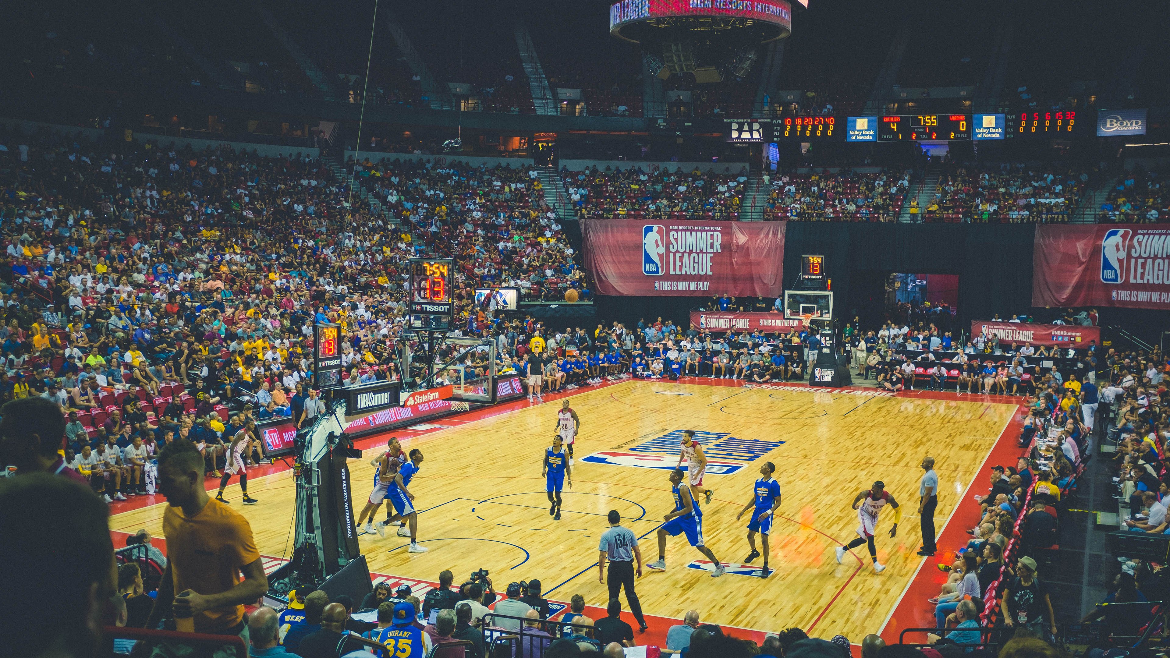 跨越疆界的篮球叙事，莫兰特冠军级表现与上海队压制猛龙的启示