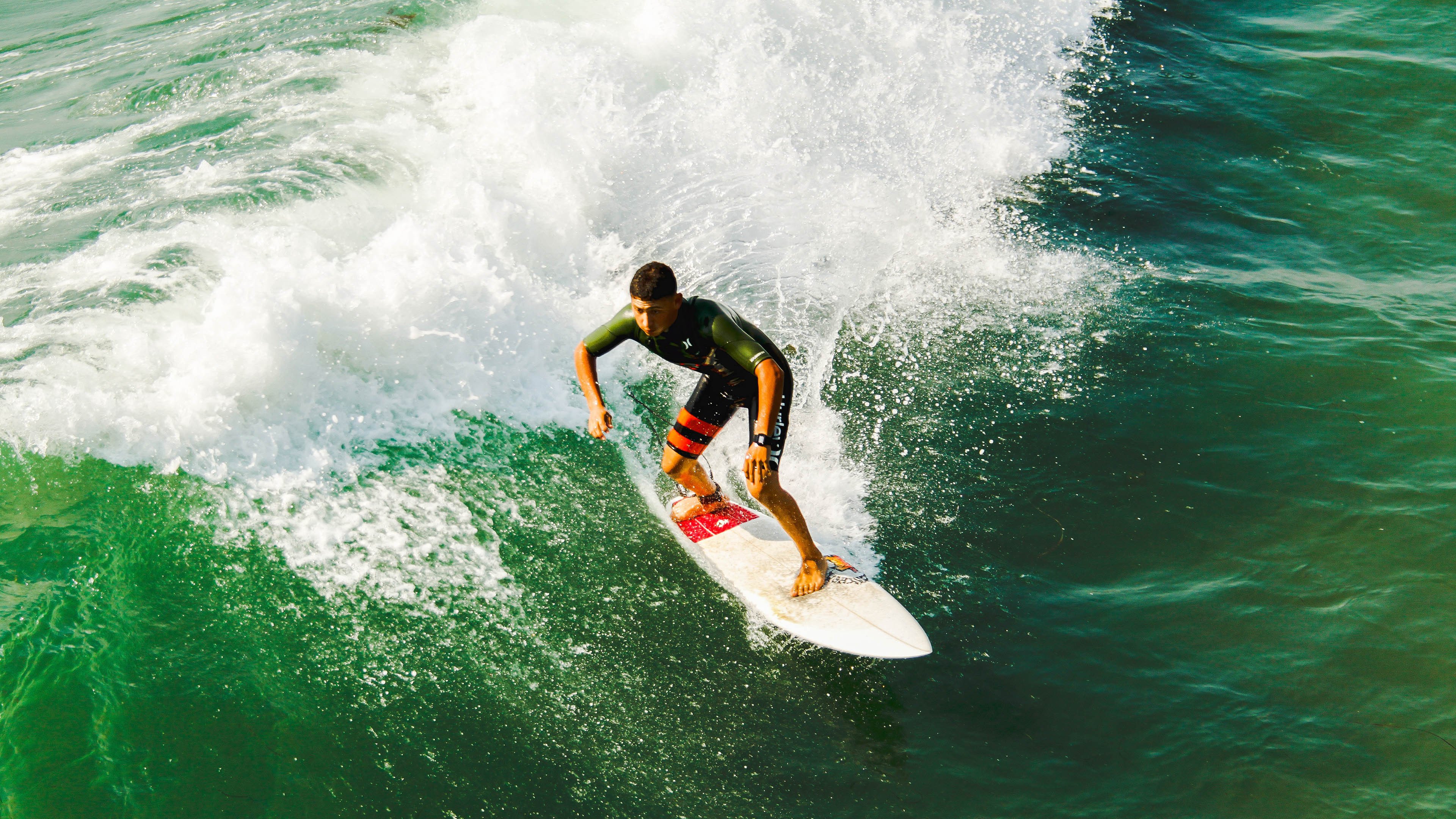 皮克执掌风云,几内亚连续得分压制南非,赛场走势尽在掌控